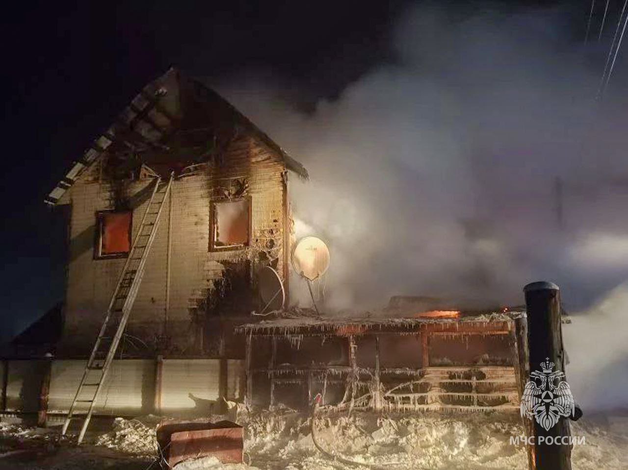 Трагический пожар в Октемцах унес жизни 5 человек 11 декабря рано утром поступило сообщение в пожарно спасательную службу о том что произошел пожар в частном доме на ул Хангаласская в с Октемцы Хангаласского района Через 5 минут к месту вызова прибыли огнеборцы На момент прибытия пожарного подразделения горел дом и гараж открытым огнем В результате пожара огнем поврежден дом и гараж по всей площади Общая площадь 127 кв м На месте пожара обнаружено 5 погибших из них двое детей Причина виновное лицо и ущерб устанавливаются дознавателем МЧС России На тушение привлекалось 15 человек Республиканской пожарной охраны и 3 единицы техники mchsYakutia