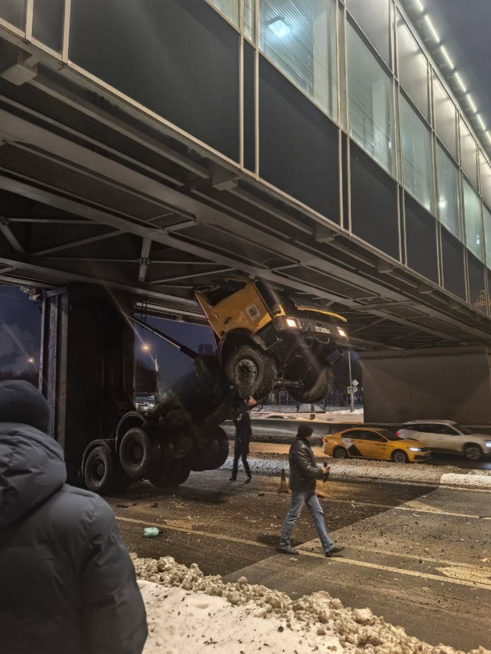 Самосвал застрял под мостом в районе станции метро Технопарк из за чего движение транспорта оказалось частично перекрыто В результате происшествия никто не пострадал На месте работают сотрудники ГАИ и полиции МоскВайб подписаться