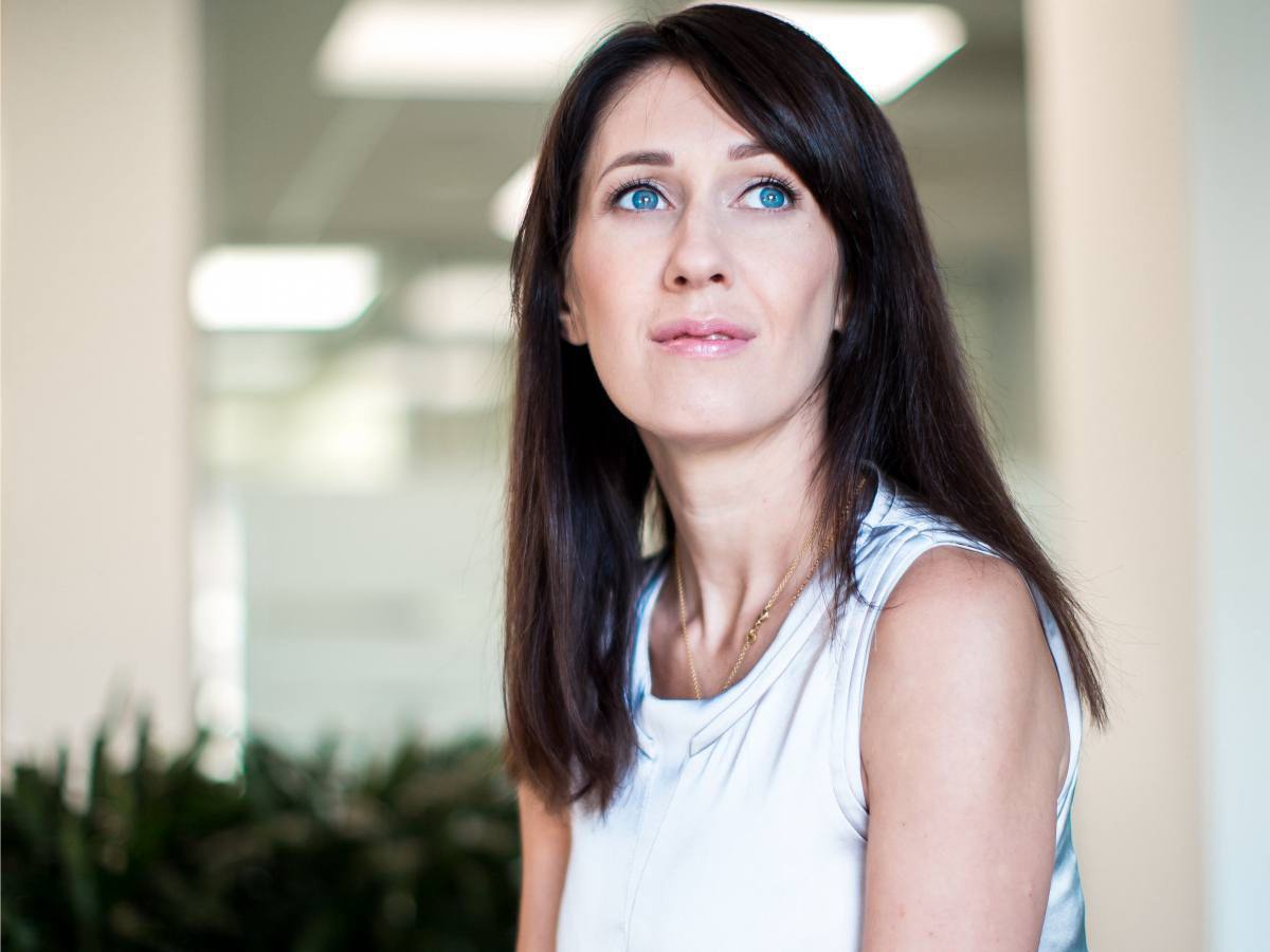 Lamoda усиливает команду новым управляющим директором по маркетингу назначена Ольга Циос Lamoda объявила о назначении Ольги Циос на должность управляющего директора по маркетингу В новой роли Ольга будет отвечать за рост клиентской базы и развитие маркетинговой стратегии Lamoda включая управление клиентским поведением развитие программы лояльности внедрение growth инициатив и укрепление бренда компании через выстраивание уникального позиционирования и коммуникаций Ольга Циос эксперт по стратегическому и цифровому маркетингу с более чем 20 летним опытом работы в IT FMCG фармацевтических и косметических компаниях В разные годы она занимала руководящие позиции в Яндексе Магните S8 Capital Danone Avon Kimberly Clark и Sanofi а также развивала собственные бизнес проекты Телеграм канал новых возможностей новости рыноктруда назначение