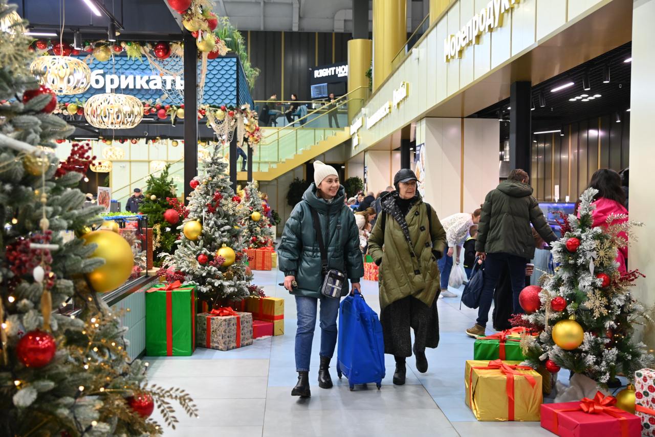 На рыбных рынках «Москва – на волне» подготовили масленичные мастер-классы, на которых детей научат как классическим рецептам, так и авторским новшествам.  Икра, кальмары, лосось и другая рыба станут начинкой. К ним добавят сметану, сливочный соус, творожный сыр и укроп, а сами блины сделают из ржаного, пшеничного, гречневого теста или с добавлением картофеля.    Все занятия проходят бесплатно по предварительной записи.    Больше новостей – в канале Департамента торговли Москвы