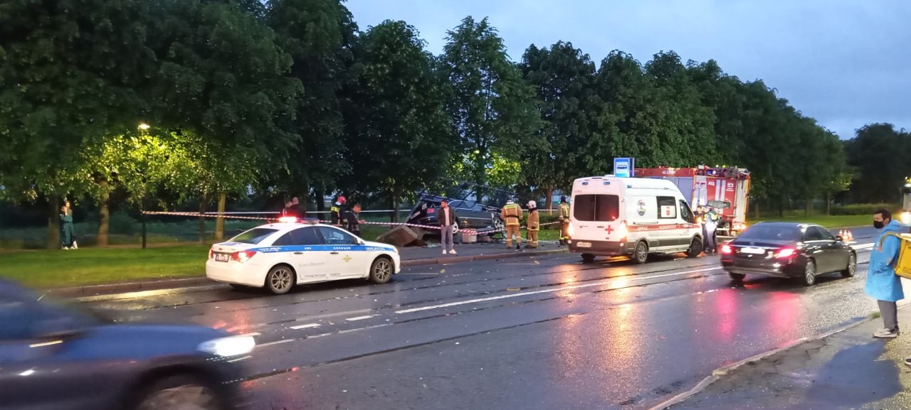 Водитель снес остановку на Планерной улице Остановка на Планерной улице превратилась в груду металлолома после того, как в нее влетела Audi A8. По данным , водитель дорогостоящей иномарки пытался уйти от столкновения с другой машиной. В результате происшествия пострадал пешеход, который сидел на остановке. После аварии его забрали медики скорой помощи. Сам предполагаемый виновник ДТП не получил никаких травм. UPD. Состояние пострадавшего оценивают как тяжелое. соцсети Подписаться Прислать новость
