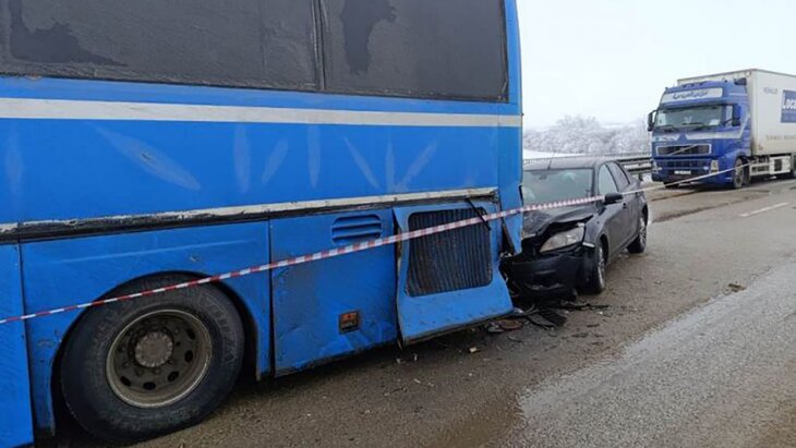 Пять человек пострадали в результате ДТП с участием рейсового автобуса, двух грузовиков и легковушки в Зольском районе Кабардино-Балкарии. Об этом пресс-служба регионального Минздрава сообщила в телеграм-канале.  По данным МВД республики, утром 8 января на автодороге "Обход г. Пятигорска" столкнулись четыре попутно двигающихся транспортных средства – рейсовый автобус марки Neoplan с девятью пассажирами, грузовой тягач Merсedes-Benz ACTROS, КамАЗ и легковой автомобиль Ford Focus. Всех пострадавших госпитализировали.  В данный момент четверо пострадавших находятся в Республиканской клинической больнице  РКБ , один из которых в тяжелом состоянии в отделении реанимации и интенсивной терапии. Состояние троих пациентов оценивается как средней тяжести, рассказали в Минздраве.  Еще один пострадавший в тяжелом состоянии находится в реанимации ЦРБ Зольского района, решается вопрос о его транспортировке в РКБ.   :телеграм-канал "МВД по КБР"  #Новости