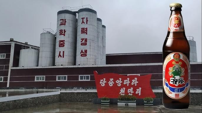 Пиво из Северной Кореи начали продавать в России Напиток под названием Tumangang 11 поступил в магазины в Дальневосточном федеральном округе и Якутии около двух недель назад сообщил РБК Вино директор компании импортера из Владивостока Восток Энергия Станислав Бусик Цена бутылки емкостью 0 5 литра пива составляет 160 рублей В данный момент активно идут продажи в торговые сети и магазины Приморского края и всего Дальневосточного федерального округа начиная с Владивостока Уссурийска Находки заканчивая Курилами и Якутией регионы где уже была выстроена дистрибуция и партнерские каналы сообщил Станислав Бусик Поставляется светлый лагер и темный стаут изготовленные Rason Ryongson General Processing Factory Пивоварня расположена в городе Расон Планируется расширить географию поставок до Сибири центральной России и Юга страны agroexpert Наши каналы
