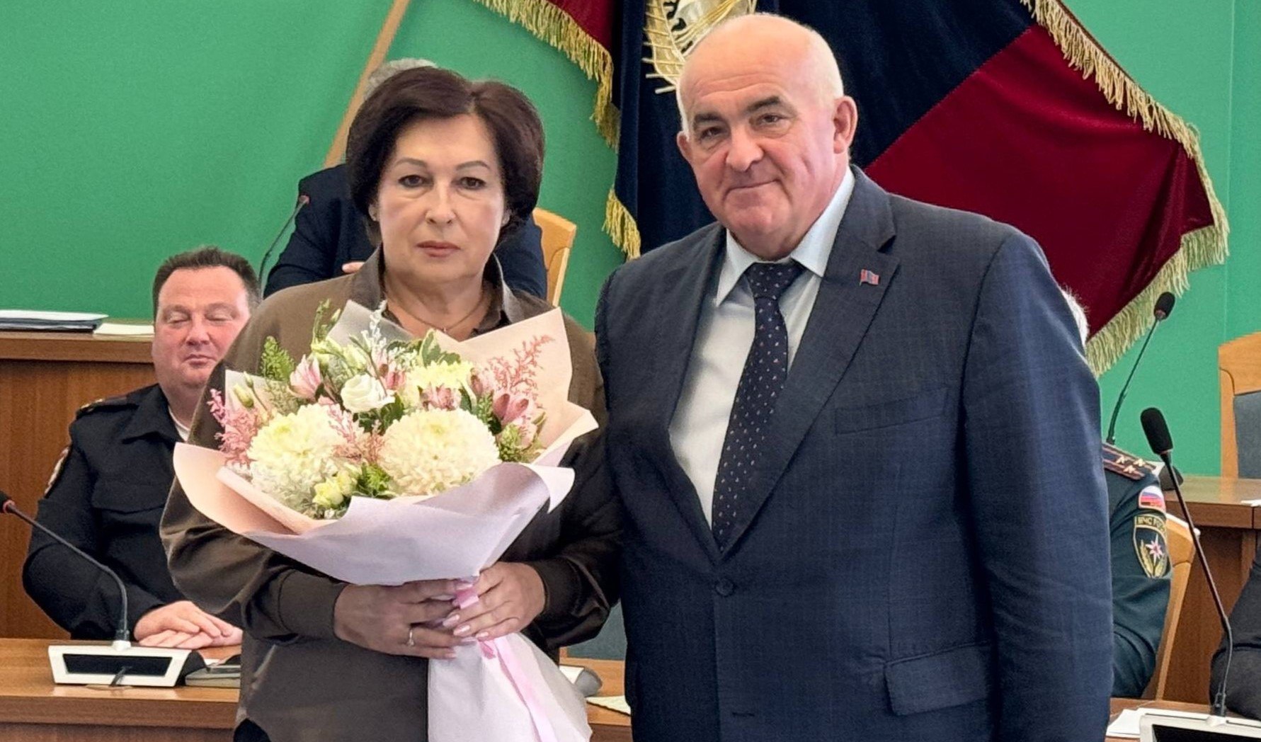 Татьяна Быстрякова покидает пост уполномоченного по правам ребенка в Костромской области Сегодня губернатор Сергей Ситников поблагодарил её за эффективную работу по защите прав детей У Татьяны Быстряковой последний рабочий день в должности уполномоченного по правам ребенка в Костромской области Она стала депутатом Областной Думы На еженедельном областном совещании губернатор Сергей Ситников поблагодарил Татьяну Евгеньевну за работу В должности уполномоченного она трудилась более семи лет с 2018 года Вам очень много удалось сделать на этом месте Без сомнения конечно на это повлиял прежний опыт в том числе руководителя Департамента образования Понимание вопросов детства привело к тому что вы радикальным образом поменяли стиль работы уполномоченного нашли необходимый баланс интересов проявили активность Очень рассчитываем что в Областной Думе продолжите заниматься вопросами образования детства семьи уже в новом качестве отметил Сергей Ситников