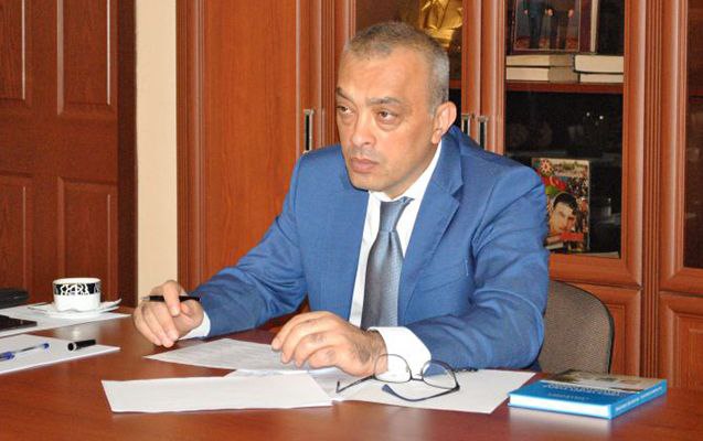 Запасы пресной воды в Азербайджане сократились на 25 а уровень Каспия понизился на два метра Заур Микаилов По словам председателя Государственного агентства водных ресурсов Азербайджана Заура Микаилова за последние 40 45 лет запасы пресной воды в Азербайджане сократились на 25 Кроме того начиная с 1980 х годов уровень Каспийского моря снизился примерно на два метра и на столько же снизился уровень воды в реке Кура Это живые доказательства изменения климата в нашем регионе На фоне сокращения водных ресурсов потери питьевой воды и ирригационных сетей по прежнему высоки а доступ к современным услугам водоотведения имеет лишь треть населения сказал Микаилов Caucasian bureau