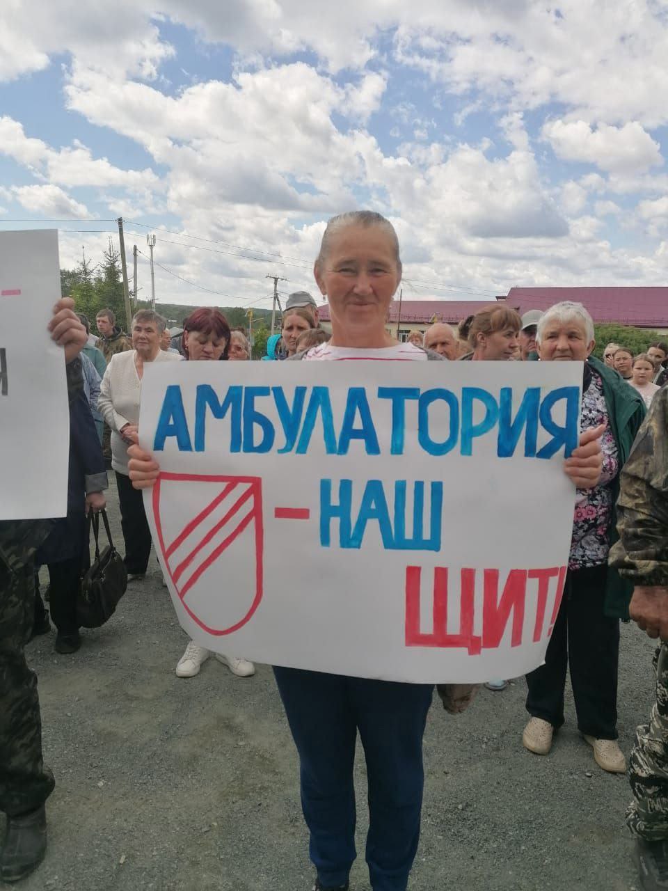 Депутат Госдумы, первый секретарь Алтайского крайкома КПРФ Мария Прусакова приняла участие в массовом митинге против закрытия амбулатории на станции Тягун.  Акция прошла 31 мая. На площади перед Домом культуры собрались более 200 человек. За последние годы это стало самой массовой акцией протеста в регионе в расчете количества участников митинга на количество жителей населенного пункта. Из 1000 местных жителей на акцию протеста вышел каждый четвертый взрослый!   Причиной того, что жители села поднялись на борьбу за свои права, стало желание краевых чиновников вместо амбулатории построить в селе ФАП, где по закону не предполагается узких специалистов и терапевта. Но, учитывая численность и отдаленность от ближайших медицинских учреждений, в Тягуне просто обязана быть амбулатория, а не ФАП.  "Странно и другое. Суммы, заложенной на строительство ФАПа, в 27 млн. рублей достаточно не только на ремонт, но и на строительство новой амбулатории. А строительство ФАПов в соседних селах, например, обошлось в 8-9 млн. Что это: техническая ошибка чиновников или целенаправленное завышение стоимости? Разберутся контролирующие и следственные органы. Обращения в их адрес мною уже направлены", – прокомментировала ситуацию Мария Прусакова.