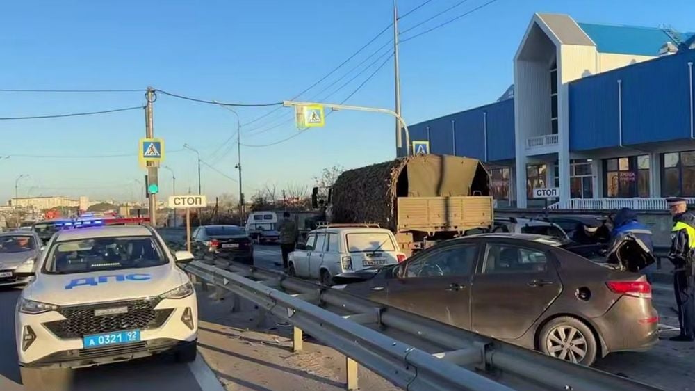 В Севастополе произошло массовое ДТП с грузовиками и легковушками ⁠ В пятницу, 20 декабря, в Севастополе столкнулись три грузовых и четыре легковых автомобиля. Об этом сообщили в пресс-службе городского управления МВД.  Авария произошла в 8.05. 32-летний мужчина ехал за рулем «Урала» по автодороге Севастополь – Инкерман. Он врезался в два грузовика и четыре легковушки. Причиной случившегося стало несоблюдение дистанции.  В результате ДТП машины получили механические повреждения. В полиции отметили, что фактов обращения за медицинской помощью не зафиксировали.  «Сотрудниками Госавтоинспекции на месте ДТП выполняются распорядительно-регулировочные действия», – отметили в ведомстве....  Подробнее>>>