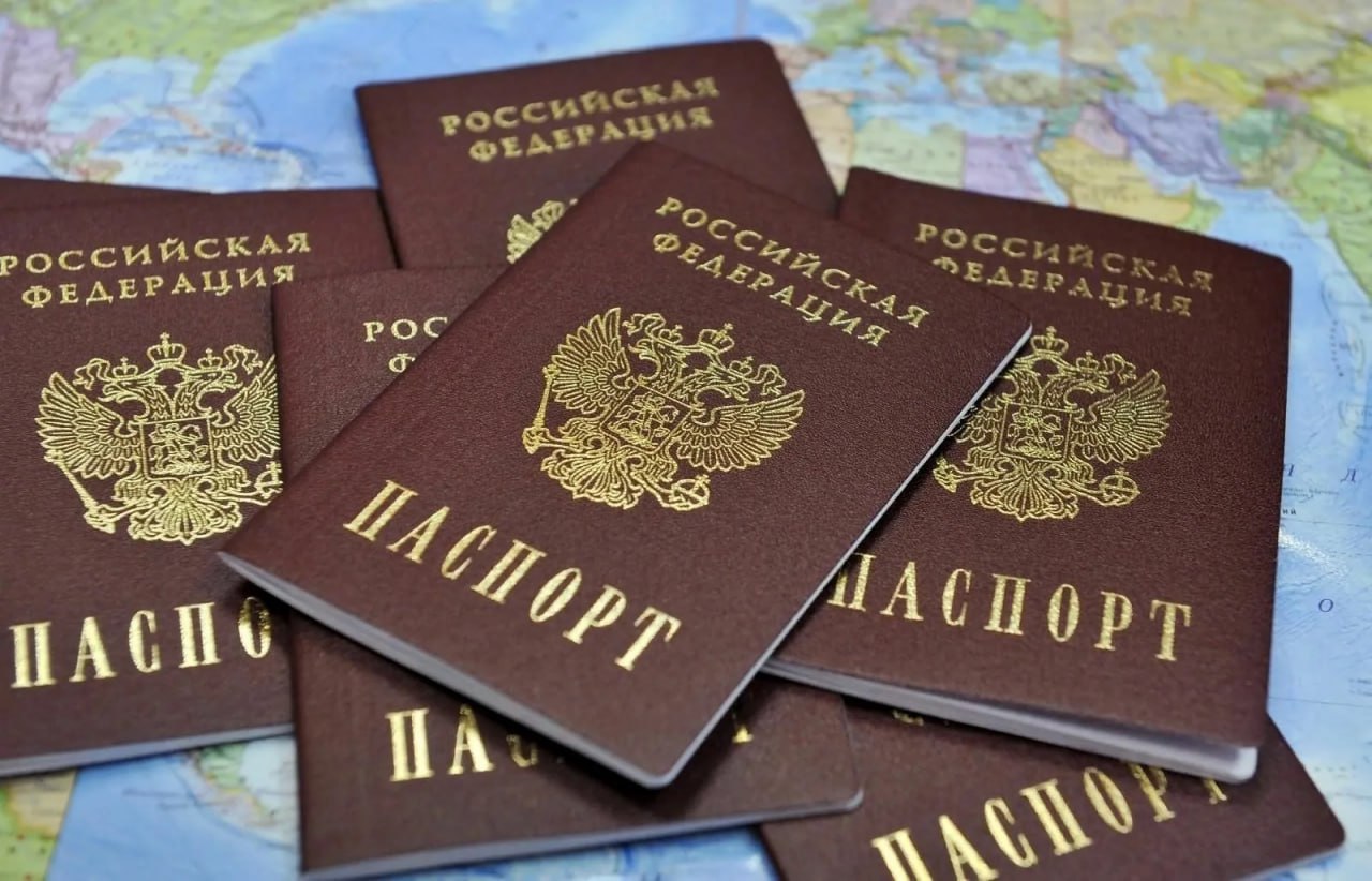 В Кабардино-Балкарии женщины фиктивно выходили замуж для предоставления гражданства РФ мигрантам   В Баксане суд вынес приговор 10 местным жительницам.   Они в 2017-2021 году выходили замуж за иностранцев, чтобы последние могли в упрощённом порядке получить гражданство РФ.   Сотрудница местного ЗАГСа Назират Мамхегова выдавала свидетельства о браке. «Невесты» от 20 до 40 тысяч рублей за заключение фиктивного брака. Всего так женили девять граждан Сирии, Вьетнама и Афганистана, говорится в вердикте Баксанского суда.  Марьяна Ажадугова, Залина Амшокова, Бэла Дзагаштова, Хатуна Киртадзе, Оксана Кишева, Загират Кокова, Зита Лавренова, Назират Мамхегова, Самия Михельсон и Зоя Отарова получили условные сроки 2,5 до 5 лет.   «ВКонтакте» и в «Одноклассниках», чтобы быть в курсе самых интересных новостей Кавказа.   -канал АиФ – Северный Кавказ
