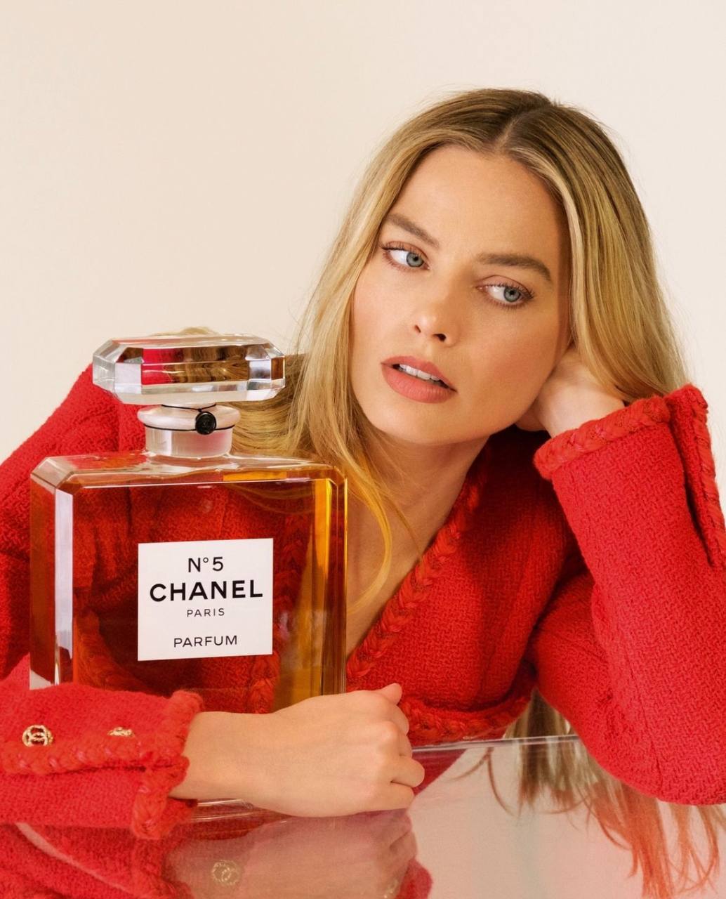 Австралийская актриса Марго Робби стала новым лицом аромата Chanel N°5. При этом звезда уже давно сотрудничает с французским модным брендом — с 2018 года  Этот выбор — олицетворение элегантности и современной чувственности, которая так идеально сочетается с духом легендарного парфюма.  «Я считаю, что Chanel N°5 — один из самых значительных ароматов в мире. Невероятно быть его частью. За годы существования аромата в нем побывало столько женщин. Для меня большая честь присоединиться к этому длинному списку талантов», — поделилась Робби.