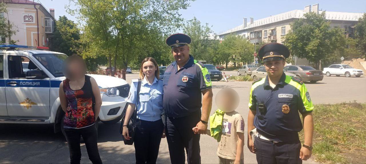 В Северодонецке сотрудники Госавтоинспекции вернули потерявшегося ребенка матери К находившимся на маршруте патрулирования инспекторам ДПС ОГИБДД ОМВД России "Северодонецкий" Андрею Новохатка и Виктору Иванченко обратились прохожие, сообщившие о мальчике, который остался один на остановке общественного транспорта на ул. Гвардейской. Неравнодушные граждане просили оказать содействие в поиске родителей ребенка, который выглядел взволнованным и растерянным. Мальчик, не владея речью, попытался жестами указать сотрудникам полиции направление к своему дому. Для оказания помощи в сложившейся ситуации дорожные полицейские пригласили сотрудников подразделения по делам несовершеннолетних, и вместе незамедлительно предприняли меры по поиску родителей. В ходе мероприятий удалось установить личность и место проживания матери 8-летнего мальчика. После проведения необходимых процессуальных действий и профилактической беседы ребенок был возвращен матери. Поддержать канал