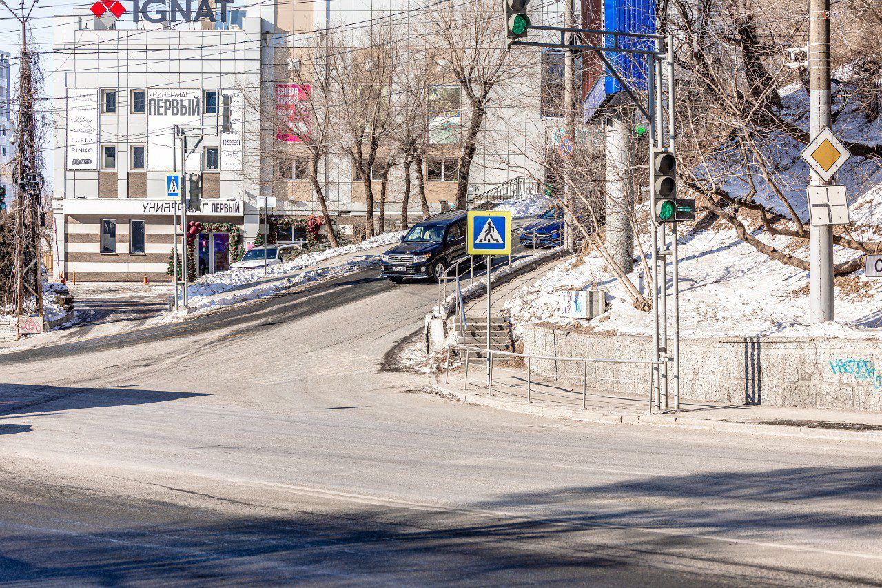 Одну из важных транспортных развязок во Владивостоке ждет комплексный ремонт   Дорогу от Дальпресса до Первой Речки летом этого года ожидает реконструкция Запланированы на этом участке ремонт инженерных коммуникаций обустройство тротуаров приведение в порядок прилегающей дорожной инфраструктуры укладка нового асфальтового покрытия проезжей части установка технических средств организации дорожного движения тактильных указателей и пандусов Также по планам ожидается ремонт улиц Черняховского Невельского и другие Источник shestakovblog vmfareast