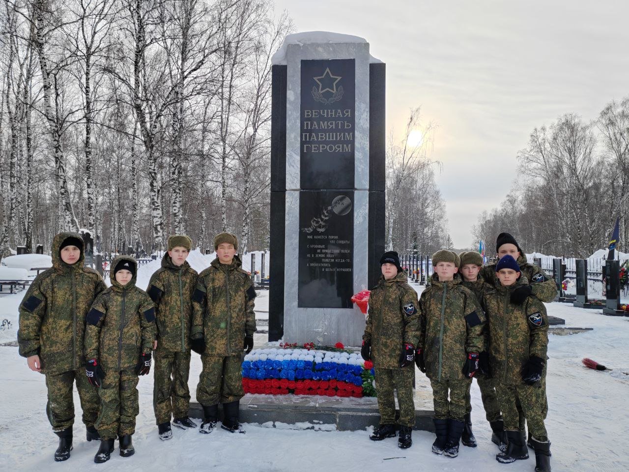 В детских домах Кузбасса прошли мероприятия в честь 80-летия Победы   В детском доме «Огонек» Прокопьевска состоялся исторический час «Народное ополчение, Битва за Москву». Дети узнали о значимой роли ополченцев в битве под Москвой в Великой Отечественной войне и о том, как народ объединялся для защиты своей Родины. Также ребята возложили цветы к мемориалу в городском парке Победы.   Воспитанники детского дома «Гармония» Ленинска-Кузнецкого посетили познавательный урок «Мы кланяемся им с почестями низко!», где изучили ключевые исторические события военных лет. Также молодое поколение не забывает и о героях современности: ребята изготавливали праздничные открытки для бойцов спецоперации и плели для них маскировочные сети.   Члены поискового отряда «Костер» детского дома «Дружба» Прокопьевска очистили от снега мемориальное захоронение героев СВО, включающее 54 могилы. К ребятам подходили родственники погибших солдат и выражали благодарность за их труд.  #КУZБАСС #80ЛЕТПОБЕДЫ