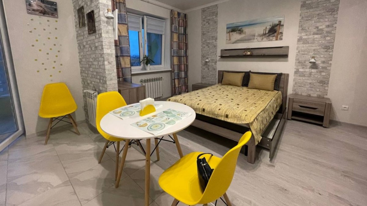 Самарцев предупредили о новой схеме мошенников со съемными квартирами Подробности новой схемы рассказали в МВД России Злоумышленники создают поддельные объявления о сдаче квартир на известных онлайн площадках Когда человек желающий снять жильё звонит по указанному номеру ему говорят что квартира свободна и предлагают внести предоплату для её бронирования Также обещают отправить контакт менеджера который занимается именно этой квартирой ГТРК Самара MAX lВК lОК lСАЙТ