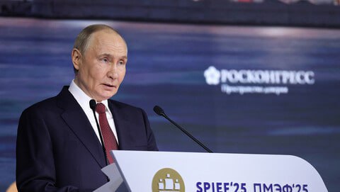 Путин: товарный знак и патент могут стать залогом для получения кредита Развитие рынка интеллектуальной собственности поможет росту бизнеса в России, в частности привлечь заемные средства. Об этом сегодня заявил Президент РФ Владимир Путин. «Необходимо и дальше развивать рынок интеллектуальных собственности, а именно — расширять возможности кредитования под залог патентов и товарных знаков. Они должны стать для бизнеса реальным активом, который помогает привлечь средства для создания или расширения производства», — сказал глава государства на пленарном заседании Петербургского международного экономического форума. Он добавил, что в стране зарегистрировано около 1 млн действующих товарных знаков. В прошлом году российских брендов стало почти на 77 тыс. больше — это на 12% больше, чем в 2023 году. Путин подчеркнул, что в России будут поддерживать отечественные бренды. , VK и ОК и читайте новости на нашем сайте