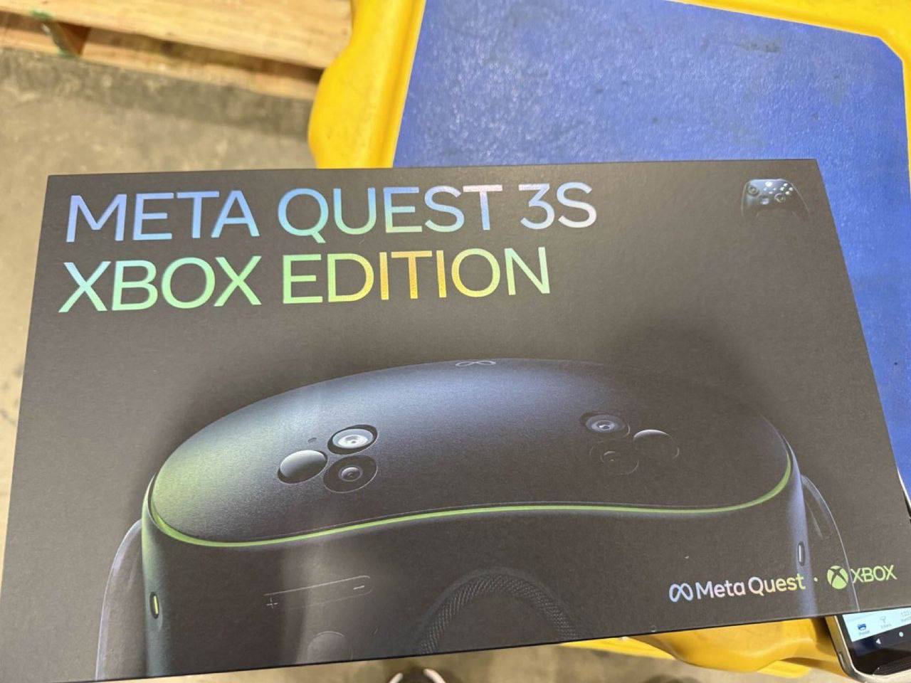 Meta и Microsoft выпустят VR-гарнитуру Meta Quest 3S Xbox Edition Устройство представляет собой специальную версию Quest 3S с поддержкой облачного гейминга Xbox Cloud Gaming, а не полноценную VR-платформу Xbox. Гарнитура получит чёрно-зелёный дизайн в стилистике Xbox и 128 ГБ встроенной памяти. Помимо самого устройства, в комплект также входит контроллер Xbox, ремешок Elite Strap, а также три месяца подписки на Xbox Game Pass Ultimate. Стоимость Quest 3S Xbox Edition составит $399 ~32 000 ₽ , а релиз ожидается уже 24 июня. Компания Meta признана в России экстремистской организацией.