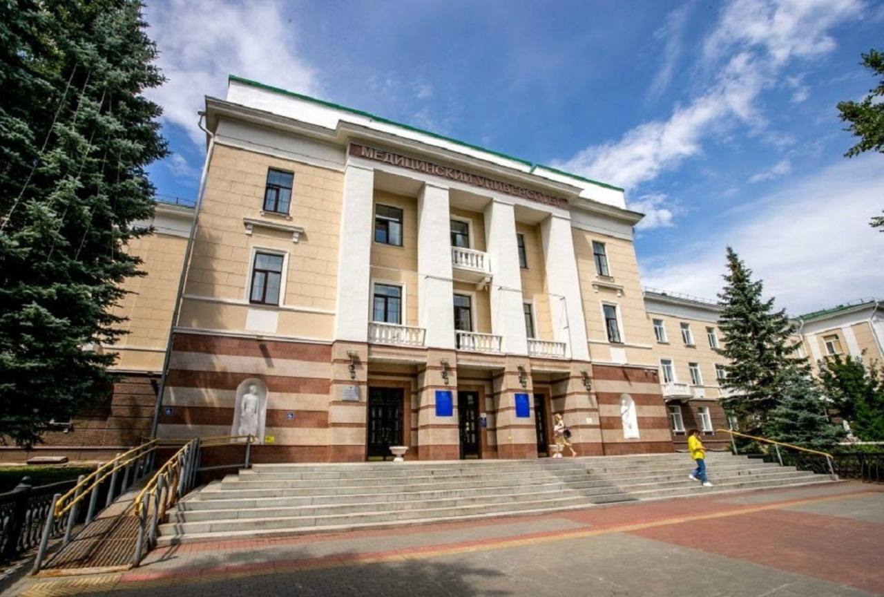 Итоги приемной кампании 2025 интерес к профессии медика в БГМУ Минздрава России увеличился на треть Главное в текущей приемной кампании БГМУ Минздрава России демонстрирует что интерес талантливых абитуриентов к профессии медика увеличился на треть Это означает что число желающих поступить в Башкирский государственный медицинский университет выросло на 30 В вузе увеличилось количество поданных заявлений от стобалльников и существенно повысился пороговый балл приема на Лечебное дело и Педиатрию Повышение проходного балла в университет способствует поступлению в вуз абитуриентов с высокими результатами ЕГЭ В рамках текущей приемной кампании количество абитуриентов стобалльников и высокобалльников поступивших на обучение в БГМУ выросло почти в 2 раза в 2024 году 15 и 32 в 2025 26 и 41 В 4 раза больше в 2025 году по сравнению с прошлым годом в медицинский университет поступило призеров и победителей перечневой и всероссийской олимпиады школьников В 2025 году существенно расширена география приема иностранных граждан по квоте Правительства РФ Так к списку обучающихся из 64 стран в БГМУ Минздрава России добавились студенты из Республики Ботсвана Сан Томе и Принсипи Сьерра Леоне Тоголезской Республики и Союза Коморских Островов Из года в год БГМУ Минздрава России укрепляет свои позиции в авторитетных рейтингах демонстрируя динамичное инновационное развитие в образовании науке и клинической практике БГМУ уверенно входит в топ 3 лучших медицинских университетов России Башкирский государственный медицинский университет сочетает интеграцию передовых технологий и инновационных подходов в образовательном процессе и медицинской практике Помимо классических медицинских направлений в Университете открыты такие образовательные направления как медицинская биофизика медицинская биохимия микробиология биоинженерия и биоинформатика клиническая психология Сегодня Башкирский государственный медицинский университет открывает широкие возможности для реализации студентов В Университете действуют уникальные программы стажировок включая международные обмены и практики на базе ведущих Клиник мира Отметим что БГМУ самый крупный медицинский Университет ПФО В вузе обучаются более 15 тыс студентов в том числе 5000 иностранных граждан Читайте вместе с нами новости Университетов РФ