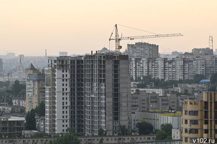 В Волгоградской области ипотечный рынок обрушился на 63,6% Центробанк России опубликовал статистику по выдаче ипотечных жилищных кредитов в январе-марте 2025 года. Как сообщает ИА «Высота 102», в Волгоградской области фиксируется резкий спад по соответствующему показателю. За первый квартал банковские организации региона выдали всего 1812 займов, что на 63,6% меньше по сравнению с аналогичным периодом 2024 года. По данным регулятора, физические лица в январе оформили 408 ипотечных кредита, в феврале – 654, в марте – 750. Тогда как годом ранее банки профинансировали, соответственно, приобретение 924, 1118 и 1707 квартир. Одновременно вырос и средний объём займа. Подробнее