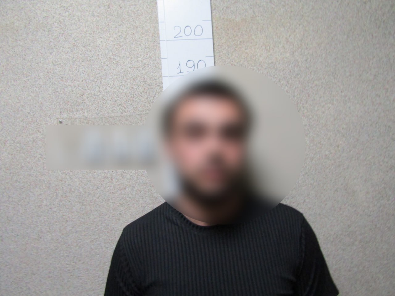 Обманувший доверие: оренбуржец похитил 650 000 рублей Полицейские выяснили, что 25-летний родственник попросил у заявителя дать ему доступ к своей банковской карте и мобильному приложению банка. После этого подозреваемый в приложении оформил на имя хозяина кредиты на 650 тысяч рублей. Правоохранителям задержанный после пояснил, что средства потратил на погашение своих долгов. Сейчас подозреваемый частично возместил ущерб потерпевшему. Возбуждено уголовное дело по статье «Кража». Молодому человеку грозит до шести лет лишения свободы, а пока он находится под подпиской о невыезде. Фото: УМВД России по Оренбургской области. Подписывайтесь