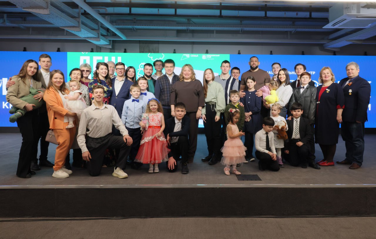 Михаил Котюков поздравил с праздником многодетные семьи Красноярского края 21 декабря 2025 года в регионе впервые отмечают День многодетной семьи Накануне праздника губернатор встретился с родителями которые воспитывают трое и больше детей совмещая это с активной общественной деятельностью В семье Васильченко из Канского округа два сына и две дочери У Кругловых из Красноярска шесть сыновей Сосновоборцы Моисеенко воспитали пятерых детей В красноярских семьях Дайнеко Ивановых и Пневых растут по трое детей Всего в Красноярском крае более 50 тысяч многодетных семей Поздравляю каждую из них с Днем многодетной семьи Всем остальным родителям не останавливаться на достигнутом отметил Михаил Котюков Фото Александр Черных