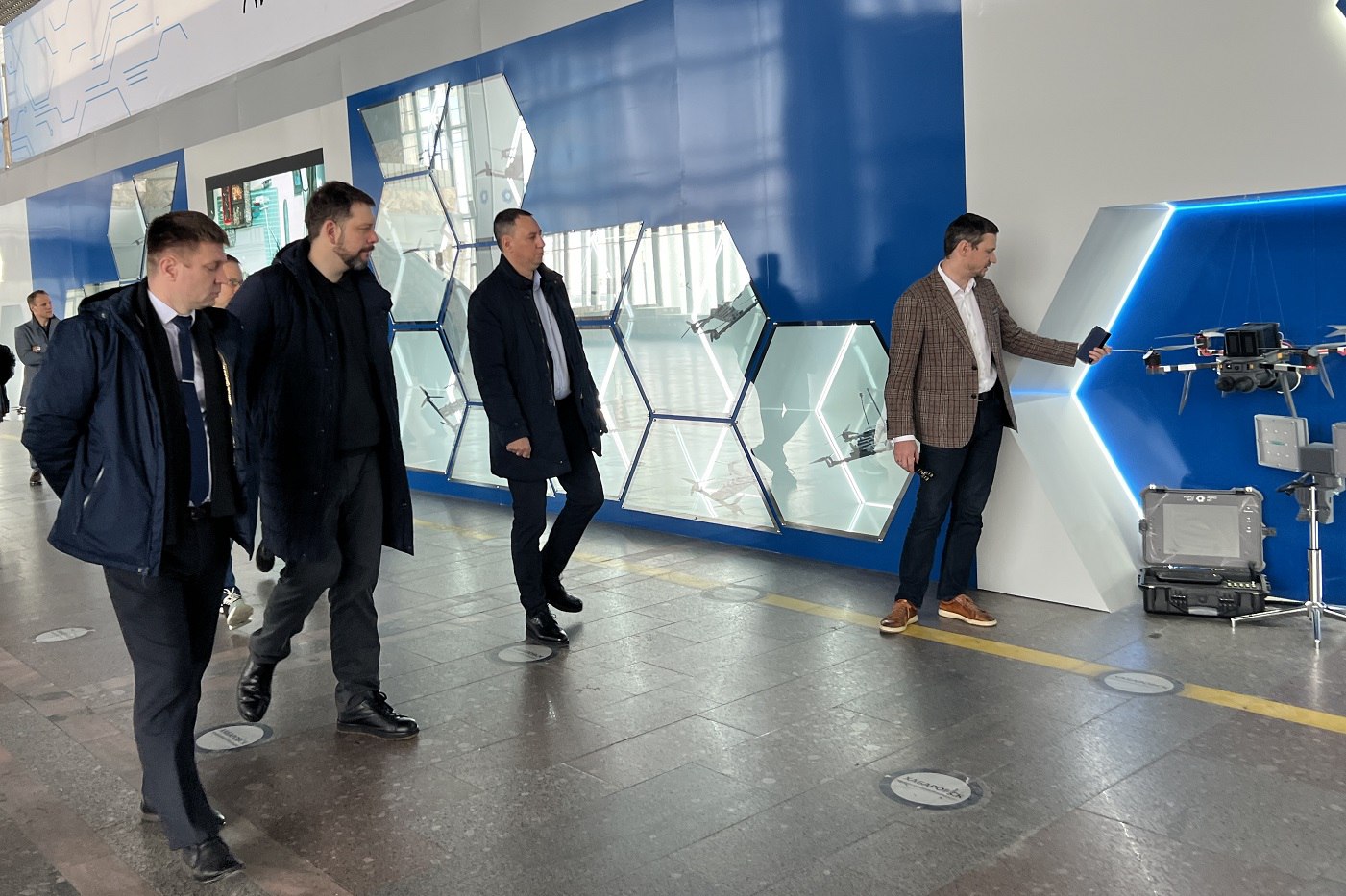 Современные печатные платы для электронного оборудования будут создавать в Хабаровске Инвестиционный проект намерено реализовать ООО ФайнЛайн Такое решение было принято по итогам визита в регион делегации Минпромторга России ВЭБ РФ и компании производителя Объем инвестиций оценивается в 10 млрд рублей будет создано 400 рабочих мест Запуск производства которое разместиться на площадке Ракитное ТОР Хабаровск ожидается через три года после начала строительства К участию планируется привлечь местные предприятия по производству БПЛА и иного электронного оборудования Реализация проекта синхронизируется с поручением губернатора края Дмитрия Демешина по созданию в регионе высокотехнологичных производств и развитию электронной промышленности в том числе в рамках Хартии технологического суверенитета и импортозамещения ООО ФайнЛайн является одним из ведущих поставщиков печатных плат на российском рынке Выпускаемая продукция полностью соответствует международным стандартам Минпромторг Хабаровского края