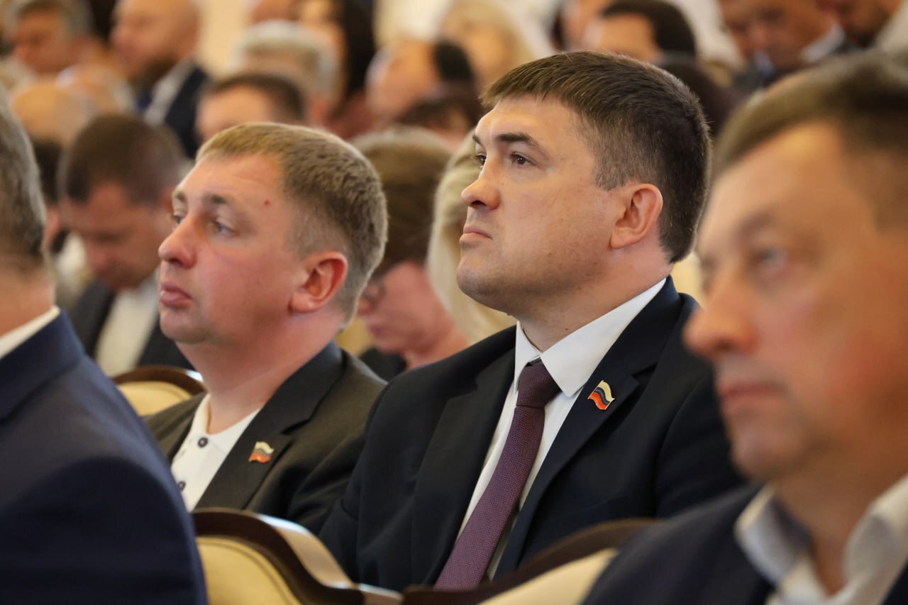Ряд принятых сегодня законопроектов связан с поддержкой жителей региона, а также участников СВО и членов их семей. Так, с 1 января 2026 года будет увеличен размер регионального материнского капитала до 150 тыс. рублей. При этом появится возможность потратить средства на приобретение товаров и услуг для социальной адаптации детей-инвалидов. Также в перечень доходов граждан, которые не учитываются при отнесении граждан к категории малоимущих, включается ежемесячная социальная выплата детям военнослужащих, захваченных в плен или пропавших без вести в период участия в СВО. Кроме этого, признаётся безнадёжной к взысканию задолженность по транспортному налогу, числящаяся за участниками СВО в случае их гибели, а положения закона о предоставлении земельных участков в собственность гражданам, утратившим жилые помещения в результате обстрелов со стороны ВСУ, распространяются на правоотношения, возникшие с 24 февраля 2022 года.