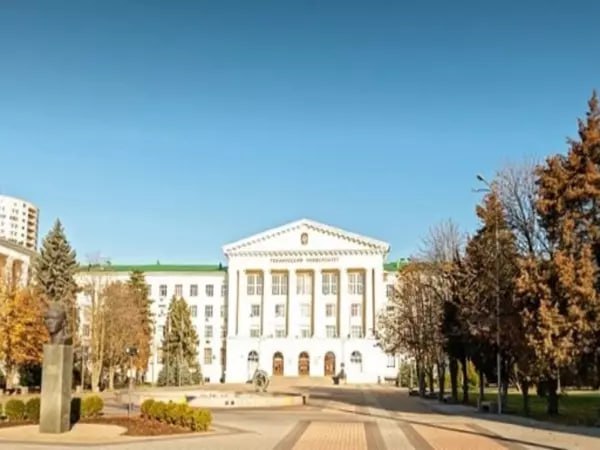 Труп преподавателя нашли в главном корпусе ДГТУ в Ростове  В Ростове в Донском государственном университете нашли труп преподавателя. Тело обнаружили 3 декабря на втором этаже главного корпуса здания.    По словам студентов, трагедия случилась около 15:30. После этого всех учащихся вывели через пожарный выход на улицу. На вызов приехали сотрудники экстренных служб. Полицейские оцепили место происшествия.    Обстоятельства произошедшего устанавливаются.   Подписаться на "Новости Ростова"    Прислать новость