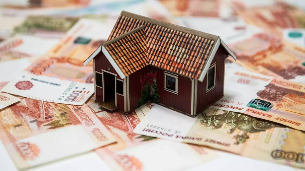 Ипотека для семей с детьми подешевела платежи снизились на 12 тыс С 1 февраля 2026 года платить по ипотеке станет легче для тех кто использует материнский капитал По данным экспертов средний ежемесячный платёж снизится более чем на 12 тыс рублей Это произошло благодаря увеличению суммы маткапитала на двоих детей до 974 189 рублей По оценкам экспертов для стандартной двухкомнатной квартиры в Москве платеж может составить около 145 тыс рублей в Петербурге 87 тыс Самый доступный вариант среди крупных городов в Челябинске где семьи будут платить около 32 тыс рублей в месяц kvadratnymaster Фото РИА Новости