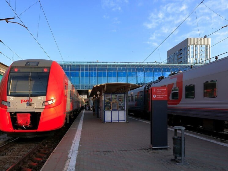 Между Ростовской областью и ДНР запустят прямые поезда Министр транспорта ДНР Александр Бондаренко анонсировал запуск прямого железнодорожного сообщения между Ростовской областью и Донецкой Народной Республикой Данное нововведение как отметил министр призвано упростить логистику пассажирских перевозок исключив необходимость пересадок В настоящее время маршрут из Ростовской области в ДНР и в обратном направлении предполагает пересадочную схему поезд отправляющийся из Донецка следует до станции Успенская где пассажиры пересаживаются на другой состав который доставляет их до вокзалов Ростова на Дону и Таганрога Планируется что прямой поезд будет курсировать из Иловайска проходя через Таганрог и прибывать на станцию Ростов Главный Тем не менее по словам Бондаренко запуск данного железнодорожного маршрута процесс не моментальный и может занять до полугода Подписаться на Новости Ростова Прислать новость Мы в Max rostovnews61