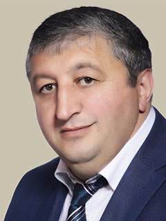 В Приморье найден повешенным депутат Надеждинского района — накануне у него прошли обыски  Тело депутата Думы Надеждинского района Степана Пайлеваняна обнаружили повешенным за заброшенным кафе «33 коровы». Официальная версия — суицид, но близкие не верят: уверены, что он был не из тех, кто сдаётся.  За день до гибели у Пайлеваняна прошли обыски — по данным источников, интерес силовиков был связан с госзакупками и подрядами с администрацией. Сейчас обстоятельства выясняют следователи.  Источник:       / Рекламация