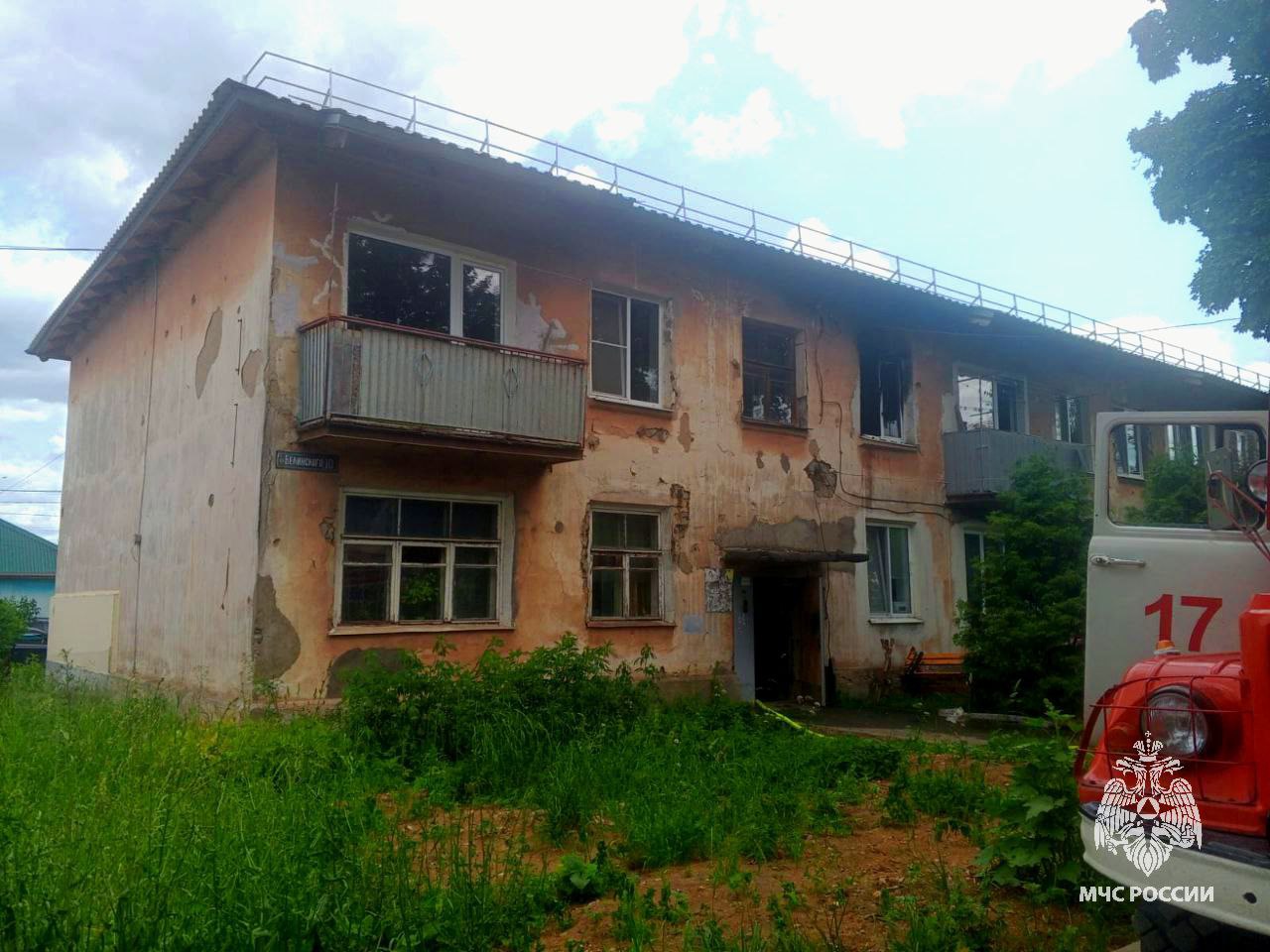 Алексинские огнеборцы спасли 4 человек на пожаре Возгорание произошло в квартире на 2 этаже дома на улице Белинского в микрорайоне Соцгород города Алексин. Спустя 4 минуты на место происшествия прибыли первые пожарно-спасательные подразделения. Пожар оперативно потушили на 6 квадратах 11 спасателей и 4 единицы техники от МЧС России. Благодаря слаженным и профессиональным действиям огнебрцев никто не пострадал. Звеном газодымозащитной службы по лестничному маршу с использованием спасустройства были спасены 4 человека. Предварительная причина - неосторожность при приготовлении пищи. МЧС России рекомендует: не оставляй готовящуюся еду без присмотра; не лей масло на раскаленную сковороду, а воду – в масло; если загорелось масло в сковороде, выключи плиту и накрой посуду с маслом металлической крышкой; установи дома пожарные извещатели, которые оповестит о задымлении громким сигналом. Спасёшься сам, спасёшь других. МЧС Тульской области подписаться