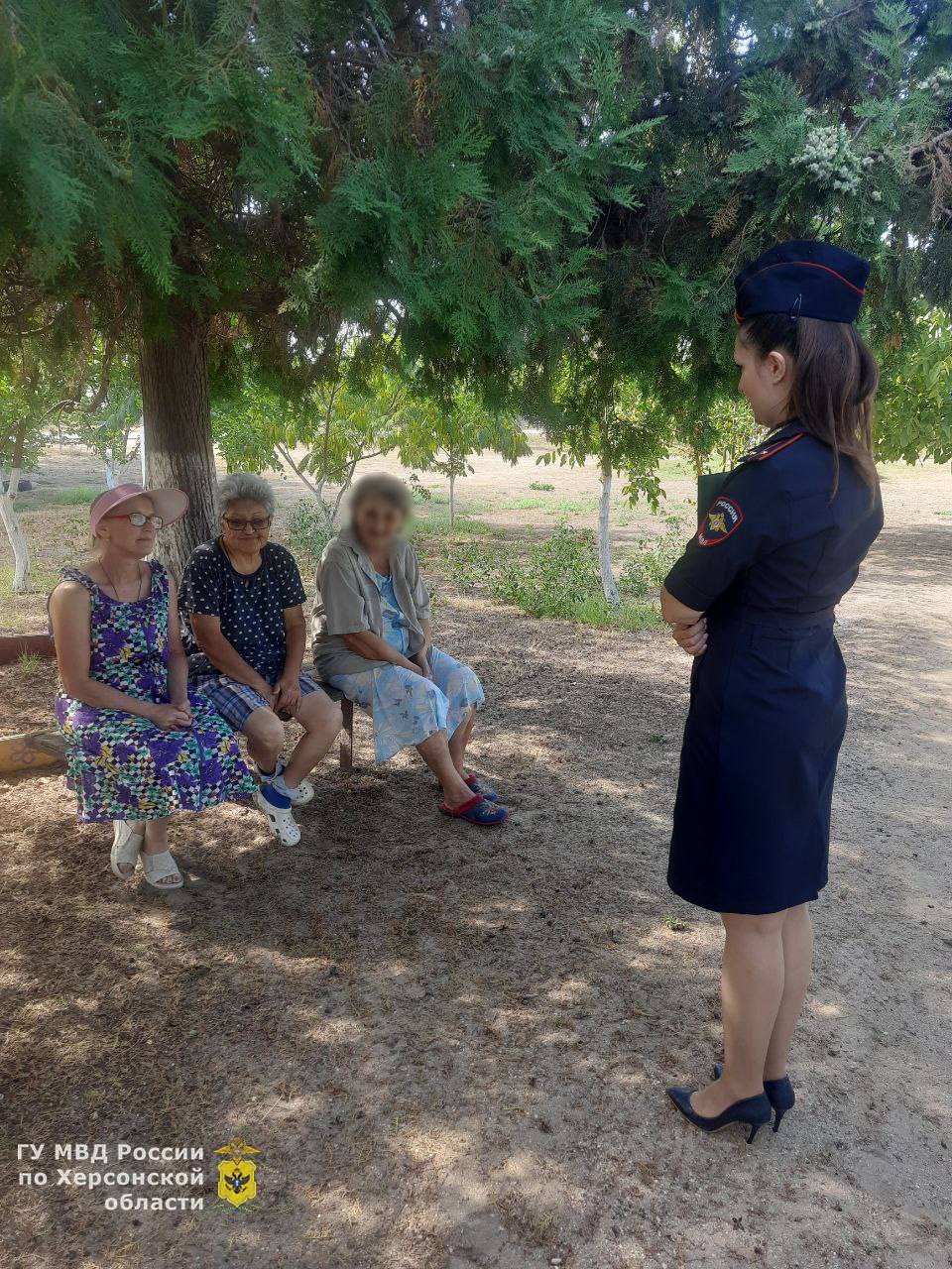 В Геническом округе полицейские и сотрудники МЧС провели профилактические мероприятия среди населения   Обсуждались следующие темы: профилактика мошенничеств, а также меры безопасности в период действия в регионе особого противопожарного режима.    "В завершение беседы полицейские раздали памятки с указанием основных видов мошеннических действий и рекомендациями, как не попасться на уловки злоумышленников", - заявили в ведомстве.  Радио Таврия - подписаться