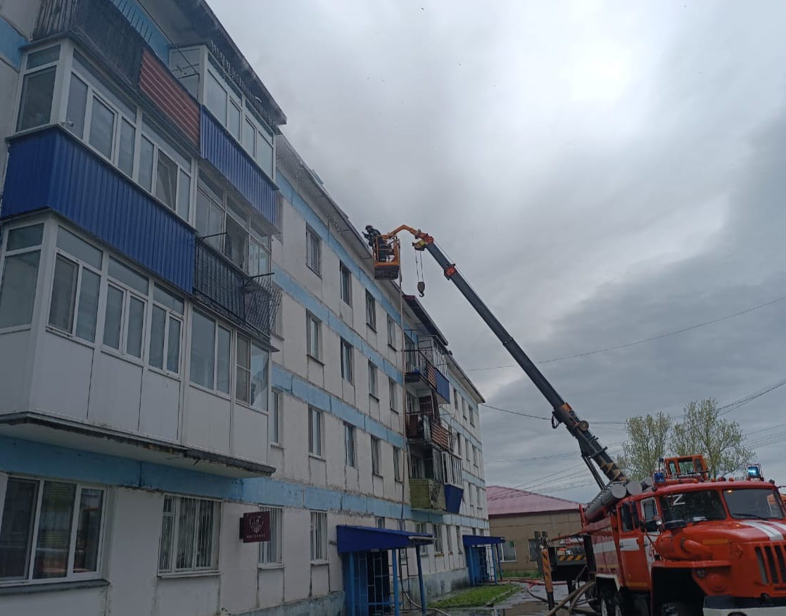 Власти Сахалина организовали помощь пострадавшим при пожаре в многоэтажке Александровска-Сахалинского Власти Сахалинской области оперативно реагируют на ситуацию после пожара в четырехэтажке на ул. Красноармейской в Александровске-Сахалинском. Кровлю поврежденного дома восстановят в ускоренные сроки — на место уже направлены специалисты фонда капремонта и подрядной организации. По поручению главы облправительства Алексея Белика в город доставят тепловые пушки, осушители и все необходимое для просушки жилья и сохранения имущества. Людей, чьи квартиры пострадали, временно расселяют и обеспечивают всем необходимым. "Никого в беде не оставим. Это наши люди", — подчеркнул Белик. #Местное Прислать новость Буст