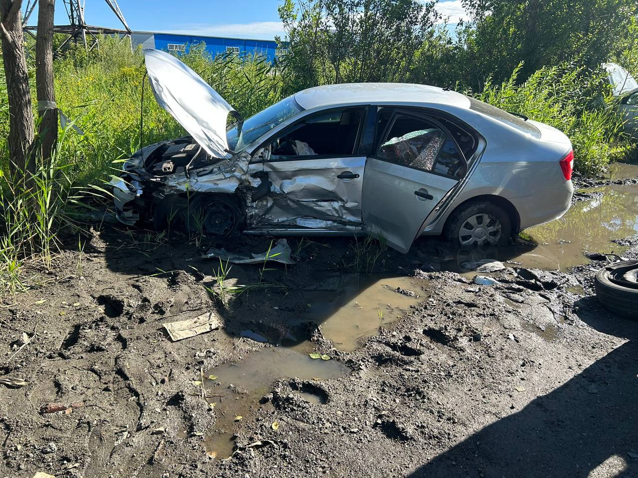 В ДТП в Челябинске пострадали шесть человек. Среди них — подросток и младенец Авария произошла сегодня в 07:50 на улице Линейной. Автомобили Renault Logan и Skoda Rapid столкнулись и вылетели с дороги, наехав на препятствие. В результате пострадали водитель Skoda, а также его пассажиры — девочка 2025 года рождения и 17-летний мальчик. Кроме того, травмы получили три пассажирки автомобиля Renault. Сотрудники ГАИ устанавливают обстоятельства и причины произошедшего.