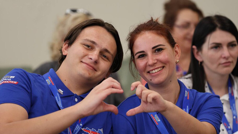 Херсонская область показывает лучший уровень реализации программы развития Херсонская область два года подряд показывает наивысший уровень реализации программы среди исторических регионов Правительство прикладывает все усилия для сохранения этой тенденции В 2025 году показатель реализации уже приблизился к 60 заявил министр экономического развития Херсонской области Эрвин Мусаев в интервью Херсонскому агентству новостей С начала реализации программы в регионе проведено 346 мероприятий на общую сумму свыше 133 млрд рублей Основное внимание уделено социальной сфере образованию здравоохранению спорту и культуре а также восстановлению жилищно коммунальной и транспортной инфраструктуры Новости Херсонской области