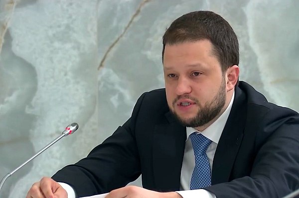 Росавиация не планирует штрафовать пассажиров, встающих с мест раньше времени Росавиация не планирует вводить штрафы для авиапассажиров, встающих с мест раньше времени, по аналогии с авиакомпаниями Турции, заявил в кулуарах форума HeliRussia 2025 глава ведомства Дмитрий Ядров. Об этом сообщает РИА Новости. Как следует из полученного агентством циркуляра Генерального управления гражданской авиации Турции, встающим с мест до полной остановки двигателя пассажирам турецких авиакомпаний теперь грозит административный штраф. "Точно нет. Мы хотим еще с турецкими авиавластями и авиакомпаниями эту историю обсудить, потому что для нас очень важно, как это будет отражаться на гражданах России, которые выполняют полеты турецкими авиакомпаниями, в том числе Turkish Airlines", – сообщил Ядров на вопрос о возможности введения подобных штрафов российскими авиакомпаниями. aviaru.net/n283624