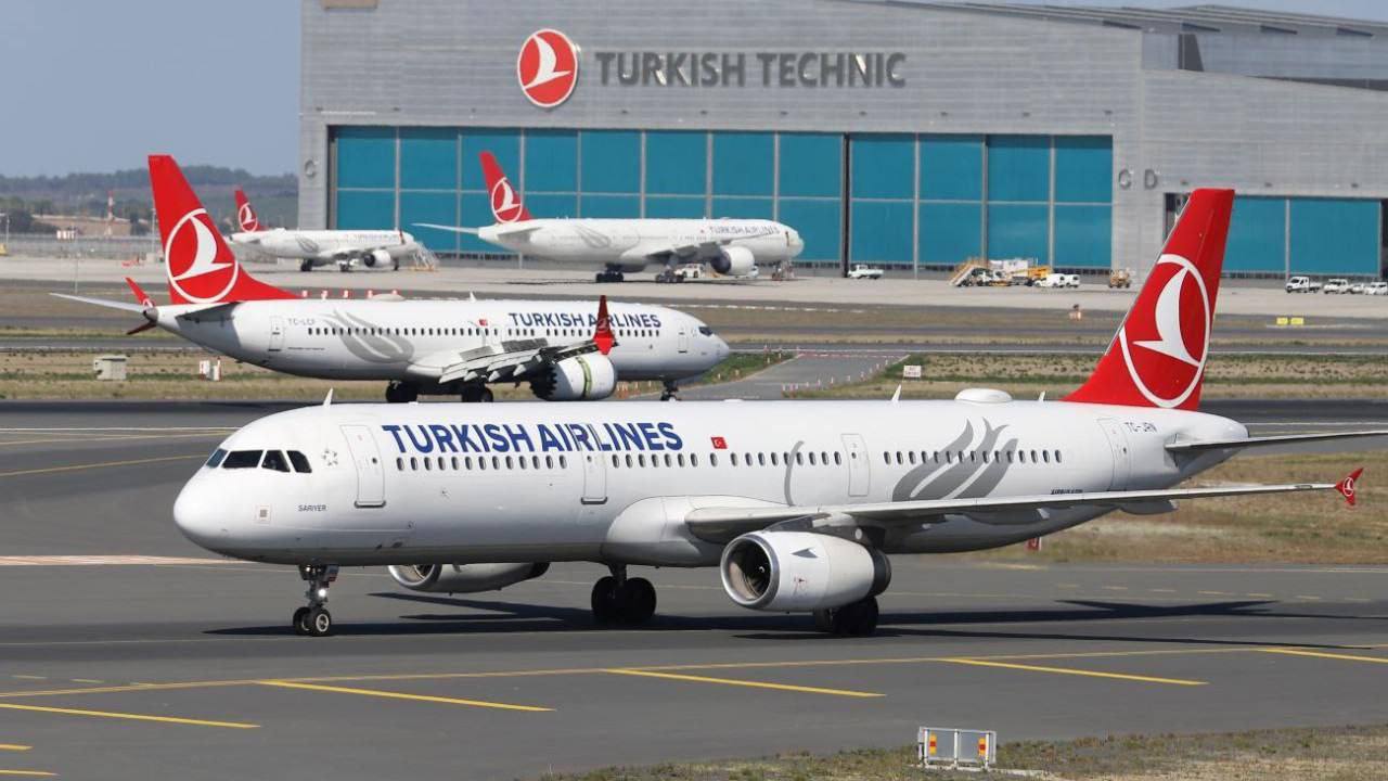 Turkish Airlines объявила, что не будет перевозить граждан Ирана и израильской оккупации в Сирию.  Turkish Airlines  THY  официально объявила о возобновлении прямых рейсов в Дамаск с 23 января     Новые правила въезда, установленные сирийским правительством, объявляют, что граждане израильской оккупации и Ирана не будут допущены на территорию Сирии.   Эти ограничения распространяются на всех пассажиров, независимо от целей их визита.    Ключевые требования для пассажиров:   Граждане израильской оккупации и Ирана исключаются из числа путешественников в Сирию.  Пассажиры, имеющие сирийское гражданство, должны предоставить соответствующие документы.  Ливанцы могут въехать в страну только при наличии сирийского родителя или вида на жительство в других государствах.  Журналисты обязаны получить специальное разрешение на въезд.  Перелёты Турция - Дамаск будут осуществляться трижды в неделю