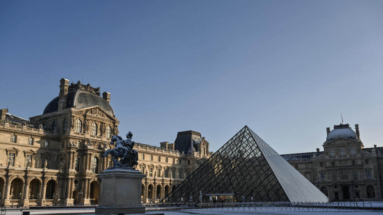 Лувр вновь закрыт из за забастовки персонал требует реформ и повышения зарплат Сотрудники Лувра возобновили забастовку выдвинув ряд требований к руководству музея и Министерству культуры Франции Основные претензии бастующих включают улучшение условий труда и безопасности увеличение штата повышение заработной платы и отмену дорогостоящих проектов ℹ  Работники также протестуют против планируемого повышения цен на билеты на 45 для туристов из стран вне ЕС В ходе последних собраний профсоюзов звучали призывы к отставке директора Лоранс де Кар из за жестких методов управления и неспособности решить хронические проблемы музея Музей не работал сегодня и вероятно не откроется завтра пишет Le Figaro Подпишись на primulinmd