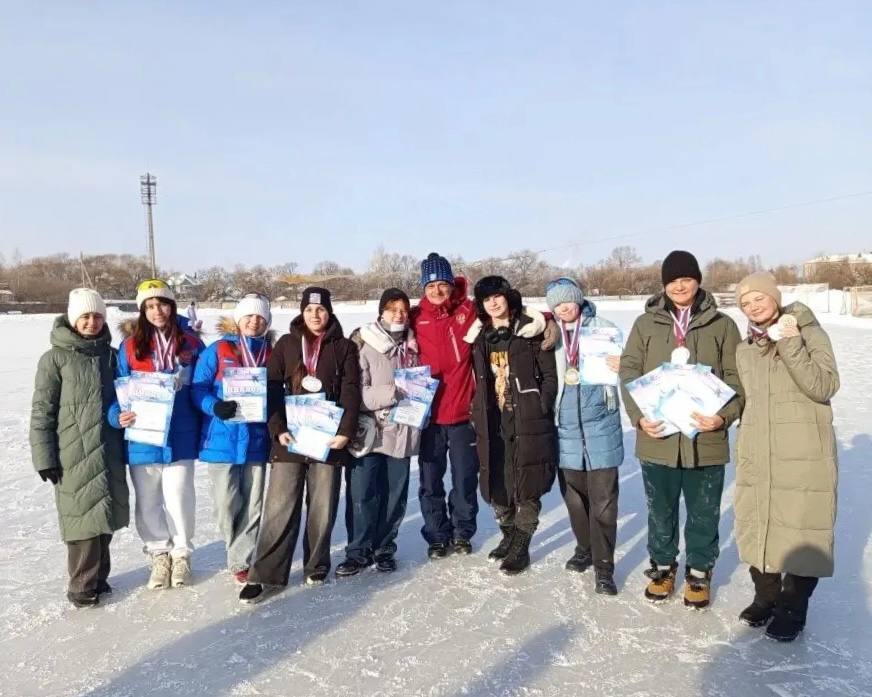 Всероссийские соревнования по конькобежному спорту Шолом прошли в Биробиджане На лед вышли около 70 участников из ЕАО и Хабаровского края В этом году проверить свои силы заявились четыре возрастные категории 9 11 12 13 14 15 и 16 17 лет Для самых маленьких протяженность дистанции была 100 300 метров а для старших уже 500 и 1000 метров Немного не повезло нам в этот раз с погодой была очень низкая температура Однако никто из ребят не сдался Спортсмены показали свой сильный характер и успешно справились несмотря на капризы зимы Горжусь ими поделился своими впечатлениями руководитель Федерации конькобежного спорта ЕАО Сергей Вашкулатов Спортсмены Еврейской автономной области показали следующие результаты Анна Прыжкова Александра Дорошенко Артём Литовченко Александр Никитин и Аделина Ким четыре первых места София Трофименко Денис Гриценко четыре вторых места Виктория Багаева три вторых места Алёна Казанцева Артём Шонин одна серебряная медаль Кирилл Подгорный четыре бронзы Эвелина Антонова Валерия Сысоева Артём Шонин две бронзовые медали Алёна Казанцева и Мирослава Шайтан обладательницы одной медали за третье место Подпишись в MAX   Прислать новость