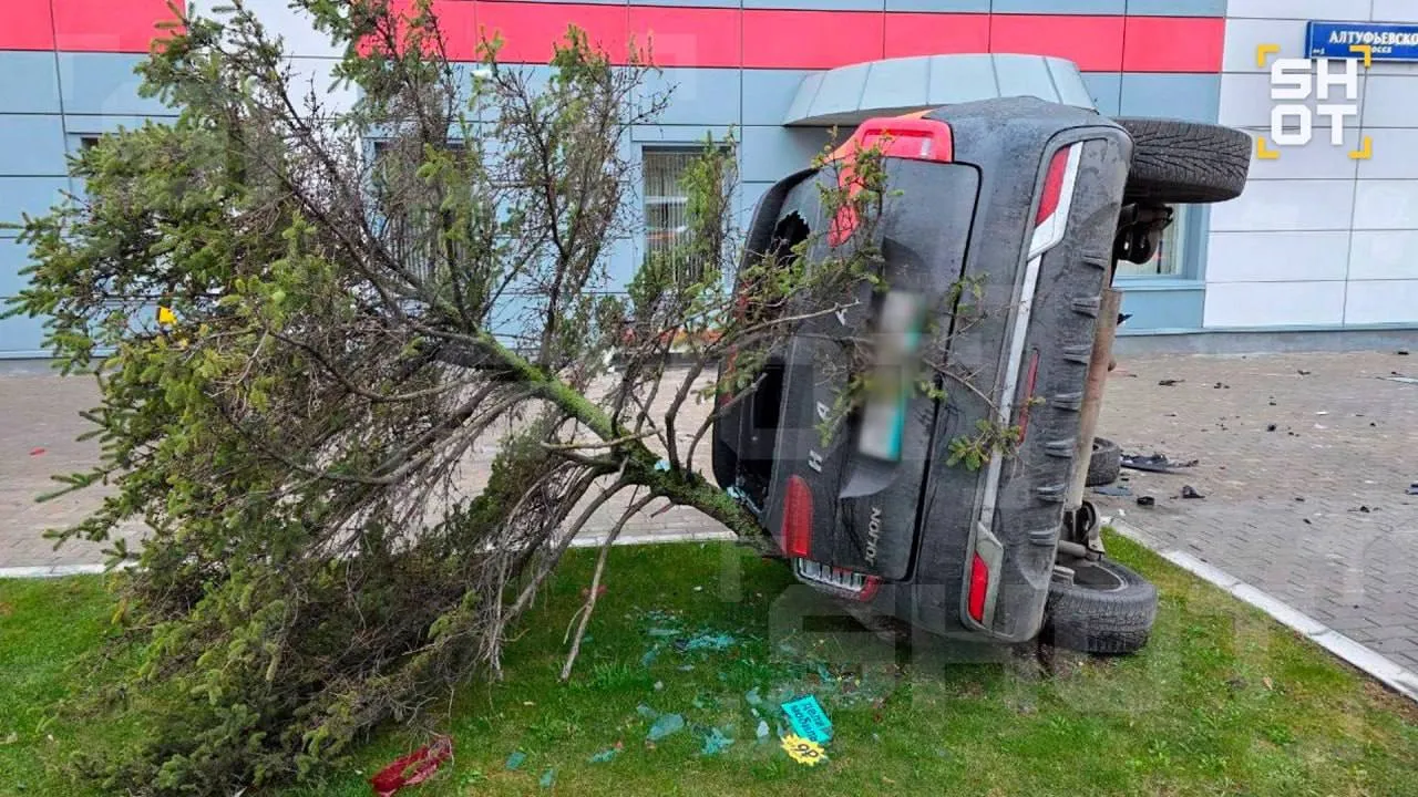 Водитель каршеринга сбил троих человек уходя от полицейской погони на Алтуфьевском шоссе Неизвестный взял в каршеринге Haval с левого аккаунта и куда то помчался с другом На Алтуфьевском шоссе он сбил троих пешеходов и перевернулся Его и пассажира задержали Предварительно оба несовершеннолетние Двух пострадавших женщин госпитализировали с закрытыми черепно мозговыми травмами Третий пострадавший 22 летний парень с порезом кисти от госпитализации отказался