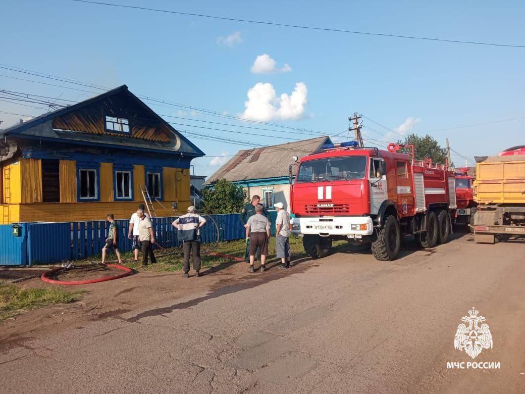 Трое несовершеннолетних погибли на пожаре в Башкортостане В селе Старобалтачево загорелся частный жилой бревенчатый дом. К сожалению, при тушении обнаружены тела детей 16, 9 и 3 лет. Открытое горение ликвидировано на 110 квадратах. Тушение продолжают 10 специалистов и 4 единицы техники. На место направлены дознаватели и эксперты испытательной пожарной лаборатории МЧС России.