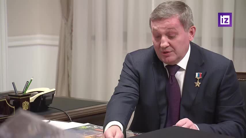 Андрей Бочаров вручил Владимиру Путину первый экземпляр книги о Сталинграде и памятные подарки