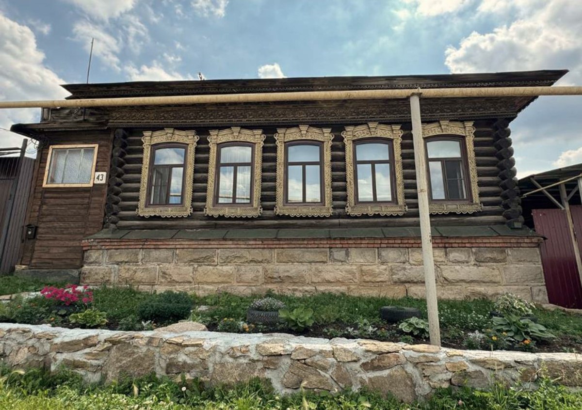 Старинная купеческая усадьба в Миассе признана объектом культурного наследия    В Единый государственный реестр объектов культурного наследия внесен новый памятник архитектуры — одноэтажный деревянный жилой дом на высоком каменном цоколе, расположенный в южной части Миасса. Экспертиза установила, что дом сохранил первоначальный облик и обладает градостроительной, архитектурной и исторической ценностью.