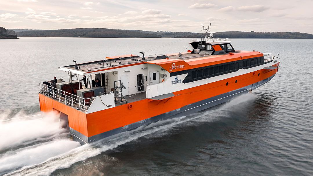 Скоростной катамаран Сарма проекта HSC150B запустили по Байкалу Первый в России скоростной катамаран на подводных крыльях запустили по Байкалу Судно Сарма проекта HSC150B совершило дебютный пассажирский рейс 21 августа 2025 года сообщили Первому Байкальскому в Восточно Сибирском речном пароходстве Позже на воду будет спущен второй катамаран Селенга Каждый из них сможет перевозить до 148 пассажиров Как рассказали Первому Байкальскому в пресс службе ВСРП катамаран Сарма сейчас курсирует по одному маршруту Иркутск бухта Песчаная Иркутск Расписание рейсов и точные даты запуска Селенги еще уточняются Ранее ведомство сообщало что Селенга будет выполнять рейсы из Иркутска в Хужир остров Ольхон и Турку Бурятия а также курсировать до поселка Большое Голоустное и Теплых озер С 2026 года скоростные катамараны начнут ходить до Северобайкальска без пересадок за 10 11 часов Также судна будут перевозить строительные материалы из Култука в Северобайкальск так как это быстрее и дешевле Подписаться на Медиапалубу