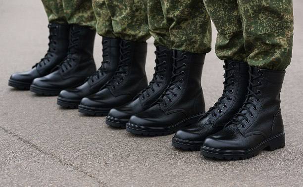 Штрафы за несообщение о переезде в военкомат предлагают взимать круглый год Комитет Госдумы рекомендовал в первом чтении одобрить поправки в КоАП которые уберут правило о штрафах за несообщение в военкомат о смене места жительства только во время призыва Норма станет круглогодичной Проект внесла группа депутатов во главе с председателем комитета по обороне Андреем Картаполовым Сейчас по статье 21 5 КоАП за отсутствие уведомления в период призыва предусмотрен штраф от 10 до 20 тыс рублей если выезд длился более трёх месяцев Поправки предлагают исключить упоминание призывных сроков сообщать о переезде придётся всегда Изменения связаны с переходом к круглогодичному призыву который Госдума ранее одобрила во втором чтении Медкомиссии психологический отбор и работа призывных комиссий будут идти весь год но отправка призывников в войска сохранится в привычные периоды 1 апреля 15 июля и 1 октября 31 декабря Также документ фиксирует  30 дневный предел для явки по электронной повестке со дня её размещения в реестре  возможность предоставления отсрочки или освобождения без личного присутствия призывника  право военкоматов выдавать выписки из реестра в электронном виде tochka 65 Подписывайся на ИНЦИДЕНТ САХАЛИН