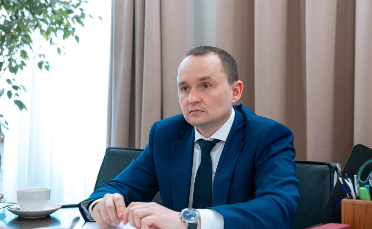 В Москве обсудили вопросы развития системы образования Омской области От региона на встречах с руководством Минпросвещения присутствовали: Иван Колесников, зампредседателя Правительства Омской области; Ольга Степанова, министр образования Омской области. Первый заместитель главы Минпросвещения России Александр Бугаев и директор Департамента государственной политики в сфере воспитания, дополнительного образования и детского отдыха Игорь Юргин остановились на модернизации инфраструктуры детских лагерей. Ольга Степанова отметила, что сегодня в реестр организаций отдыха детей и их оздоровления в Омской области включены 32 лагеря. А благодаря программе «Восстановление и развитие до 2030 года в субъектах Российской Федерации организаций отдыха детей и их оздоровления» в них смогут создать новые жилые корпуса и провести капитальный ремонт других зданий. На встрече с заместителем Министра просвещения России Ириной Шварцман обсудили вопросы реализации в Омской области федерального проекта «Производительность труда» нацпроекта «Эффективная и конкурентная экономика». Ход модернизации школьной системы образования они обсудили с директором Департамента развития инфраструктуры Минпросвещения России Сергеем Пермяковым. Сейчас в Омской области капитальный ремонт по федеральной программе проходит в 35 образовательных организациях. #Новости_МП
