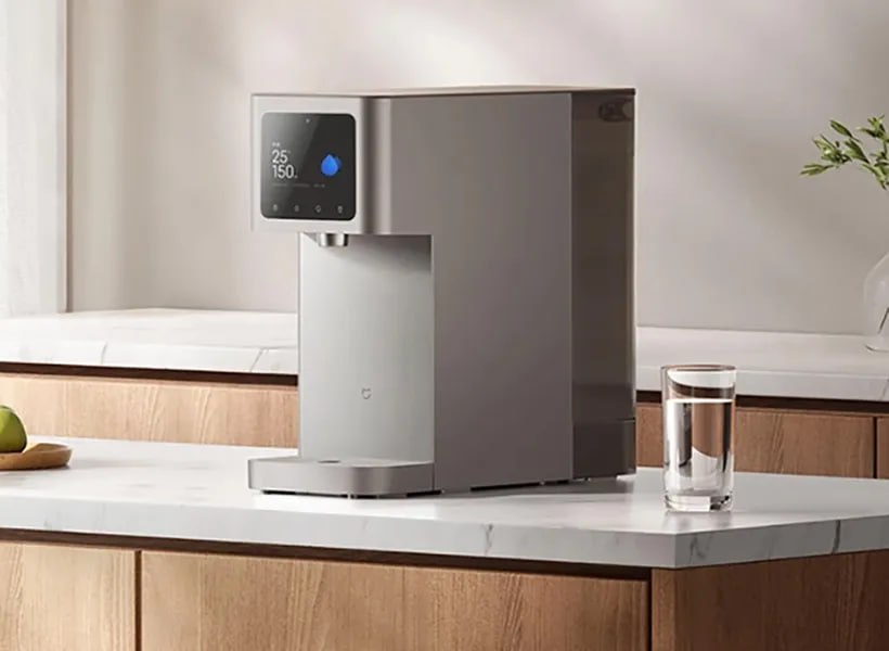 Xiaomi представила новый настольный очиститель воды Mijia с функцией кипячения. Новинка уже доступна для предзаказа по цене 2699 юаней около 375 долларов , а старт продаж намечен на 15 июля Главная особенность очистителя — в соответствии стандартам очистки воды, применяемым для детского питания. В конструкции основного водяного тракта отсутствует бисфенол А, а в выпускном — силикон. Очиститель демонстрирует высокую эффективность: коэффициент очистки достигает 74,1%, что превышает требования китайского национального стандарта первого уровня. Заявлено использование долговечного фильтра, рассчитанного на 3 года работы и удаляющего бактерии, вирусы, тяжелые металлы, хлор, запахи и посторонние примеси.