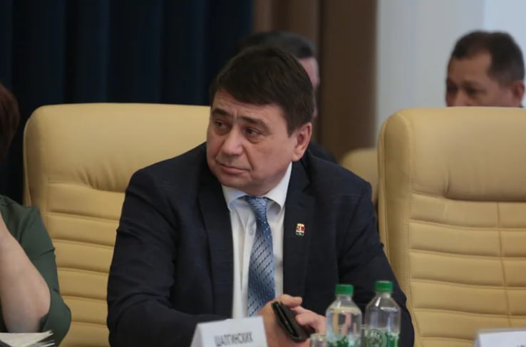 В администрацию Кочевского округа пришли силовики Сотрудники СУ СКР по региону при поддержке бойцов спецназа проводят следственные мероприятия в администрации Кочевского округа, сообщает Ura.ru. При этом глава округа Александр Юркин на фото находится в машине следователей. Ранее СМИ сообщали, что контрольный департамент администрации губернатора предъявил к главе претензии, связанные с расселением ветхого жилья и приобретением жилья для детей-сирот. В 2022 году господину Юркину уже указывалось на недопустимость приобретения помещений, не соответствующих установленных законодательством критериям.