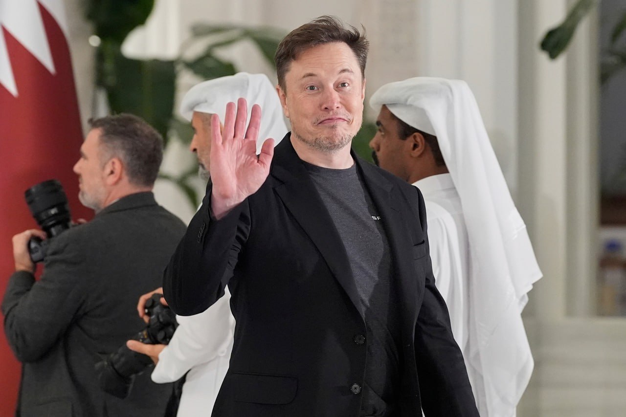 Tesla может потерять Маска если ему не одобрят вознаграждение в размере 1 трлн Fox Business Глава совета директоров Tesla Робин Денхолм предупредила акционеров что компания может лишиться Илона Маска в роли генерального директора если на предстоящем собрании не будет одобрен новый рекордный пакет компенсации потенциально оцениваемый в 1 трлн В сентябре совет директоров Tesla предложил Маску рекордный план вознаграждения за достижение амбициозных целей капитализация компании должна вырасти с нынешних чуть более 1 4 трлн до 8 5 трлн а также выполнены другие операционные показатели в течение 10 лет Если нам не удастся создать среду мотивирующую Илона на достижение больших результатов посредством справедливой системы оплаты по результатам работы мы рискуем что он откажется от своей руководящей должности а Tesla может потерять его время талант и видение которые были необходимы для обеспечения выдающейся доходности для акционеров заявила Денхолм в письме к акционерам бизнес технологии Больше новостей США здесь Подписывайся news about USA