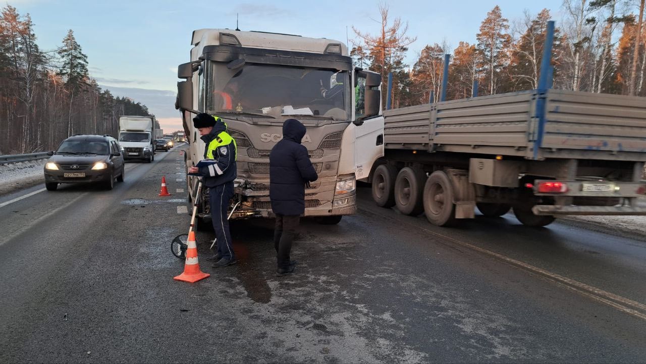 Водитель «Шкоды Фабия» при подъеме с автодороги Екатеринбург-Нижний Тагил-Серов на 40 км ЕКАДа выехал на встречную полосу, где столкнулся со «Сканией». Медики, прибывшие на место ДТП, констатировали смерть водителя легковушки — мужчины 1951 года рождения. По их словам, по предварительным данным, он скончался еще во время движения авто, то есть до аварии. Точная причина его смерти будет установлена по результатам судебно-медицинской экспертизы.  Известно, что водитель легковушки проживал в Екатеринбурге. Имел общий водительский стаж 25 лет.  Водителем грузовика «Скания» оказался мужчина 46 лет, проживающий в городе Сухой Лог, имеющий стаж управления транспортными средствами категорий «C, E» также 25 лет. На момент ДТП он перевозил медь.  По факту ДТП ведется расследование.   : Госавтоинспекции региона.