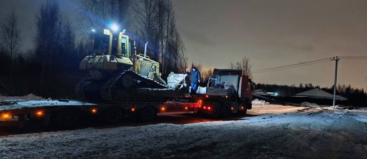 В поселке Ковалево Эконадзором Ленобласти при поддержке правоохранителей пресечена деятельность по созданию несанкционированной свалки. Нарушители использовали земельный участок не по назначению и организовали на нем пункт приема отходов.  Задержаны грузовой автомобиль и бульдозер, которые использовались для перевозки и закапывания мусора. Техника отправлена на специализированную стоянку, а нарушителей – ждет штраф. Точный размер штрафа установит экспертиза. Впереди – токсикологические исследования для определения класса опасности отходов, а также маркшейдерские работы для определения объема складированных отходов.